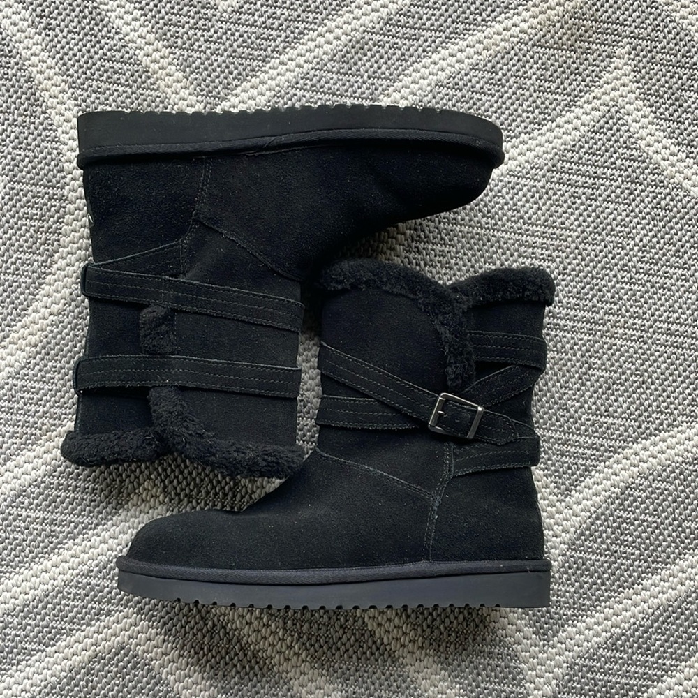 Koolaburra by UGG boots size US 9 black.